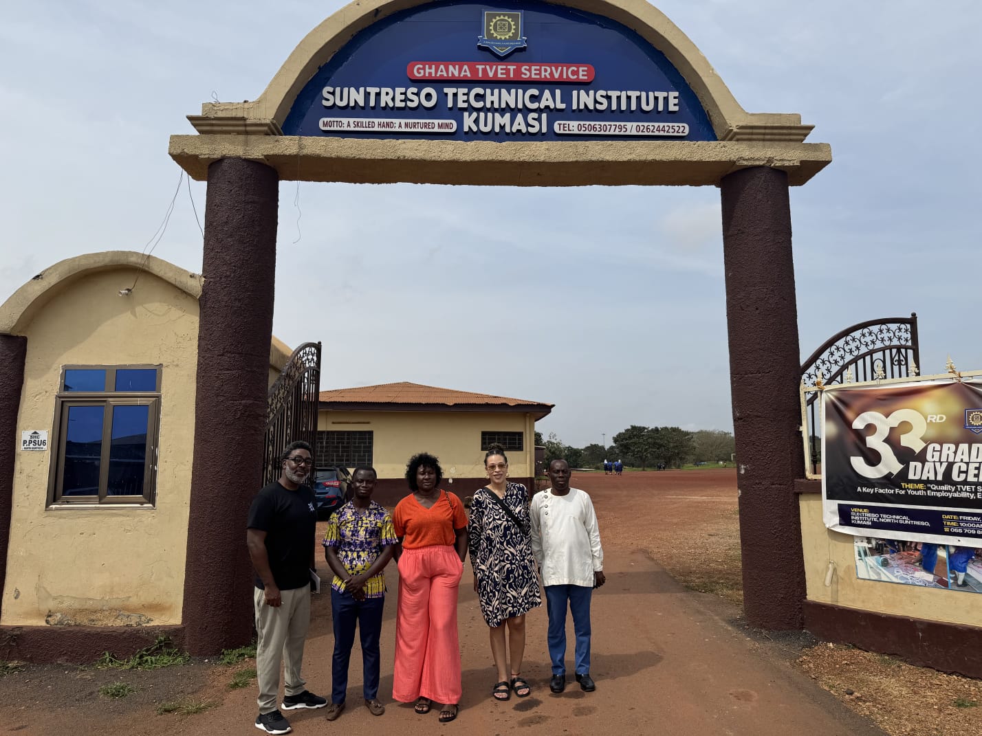 RANT team and institute partners standing under the Suntreso Technical Institute arch